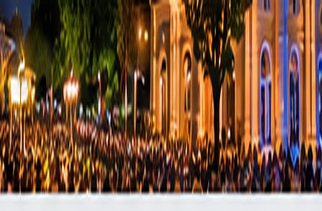 Evento cultural à noite na praça de Agudos
